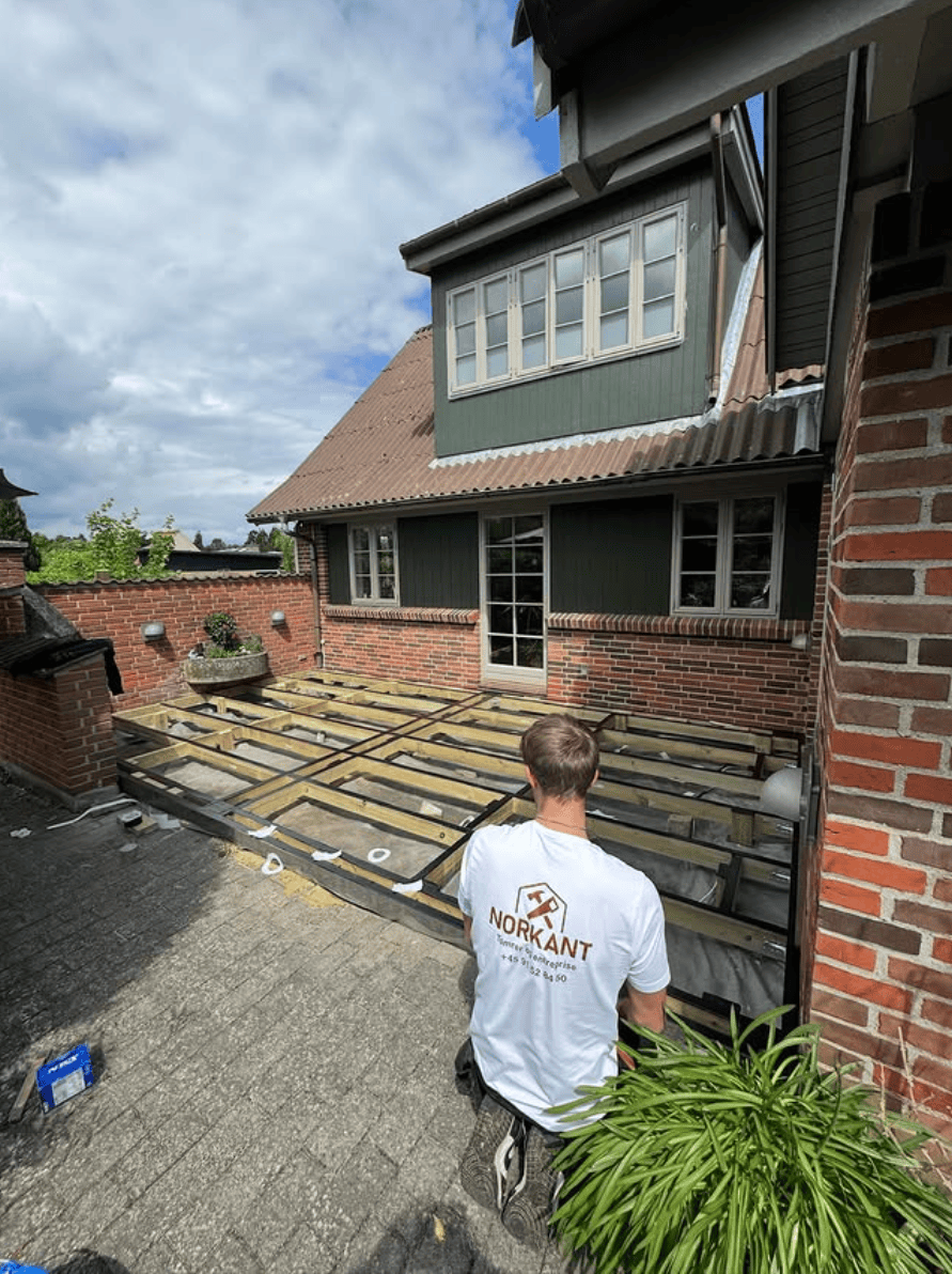 Terrasse før Norkant gik i gang, med synlige strøer og underlag
